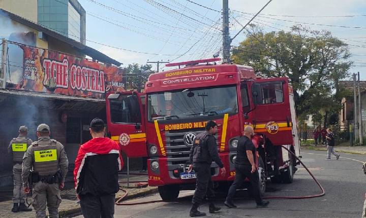 Fogo destrói lojas em Guaíba