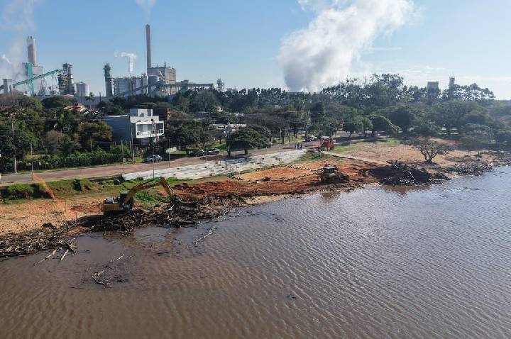 Guaíba realiza limpeza nas orlas com equipamentos do Programa Horas-Máquinas