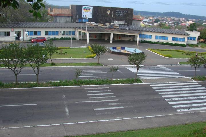 Prefeita de Guaíba anuncia corte de altos salários