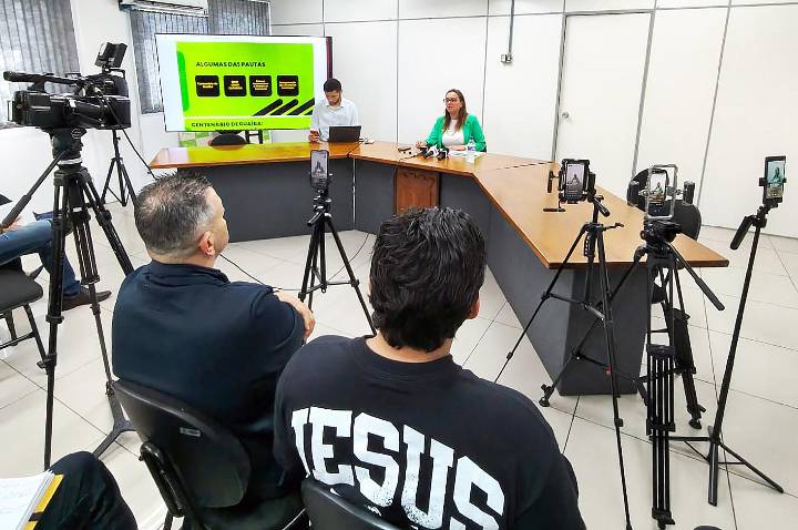 Prefeita reduz secretarias