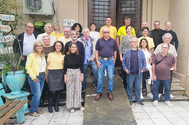 Reencontro de turma depois de  50 anos é marcada por emoção