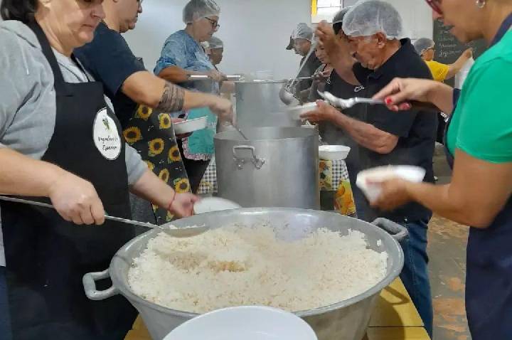 Vagalumes da Esperança pede ajuda para manter distribuição de marmitas em Guaíba