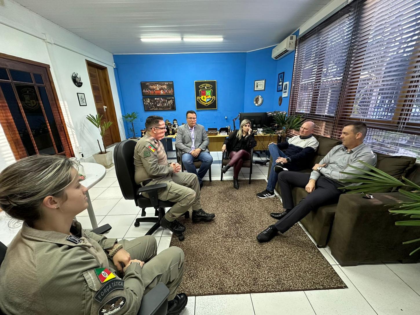 Militares atingidos pelas enchentes recebem doações do Rotary