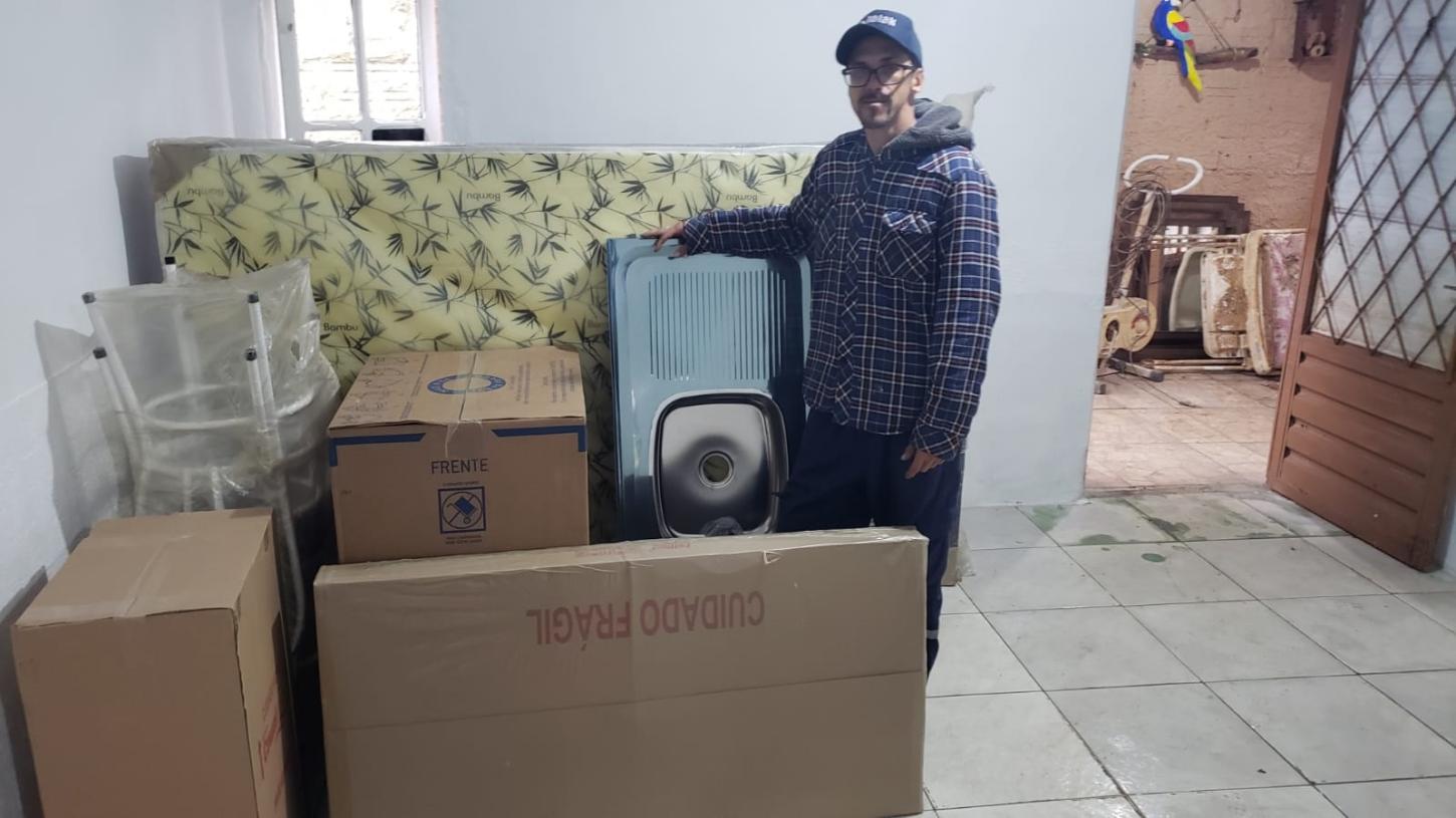 Morador do IPE recebe móveis do Rotary Guaíba