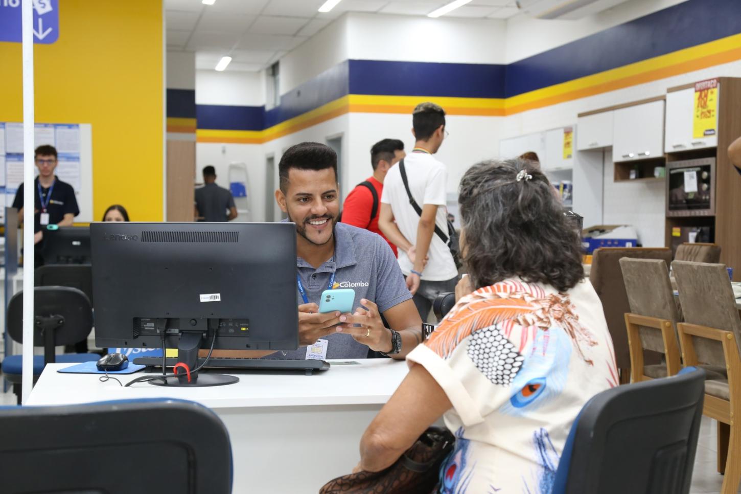 Atingidos pela enchente podem comprar geladeira pela metade do preço em seis cidades