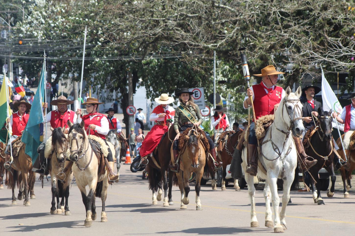 Desfile temático encerra comemorações farroupilhas