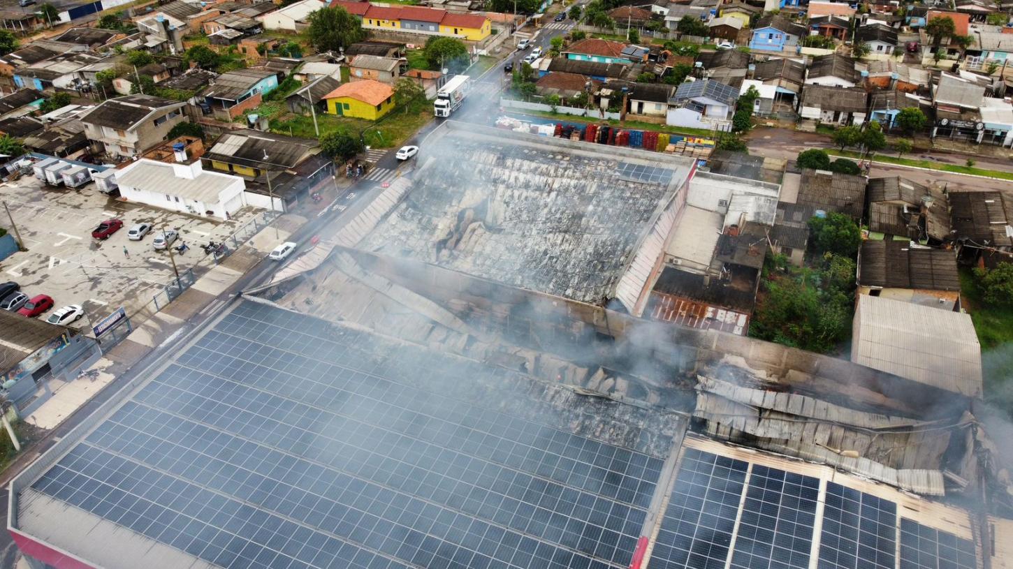 Bombeiros da Região atuaram no combate ao incêndio no Supermercado