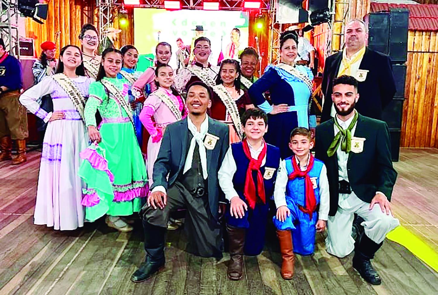 Baile Municipal escolhe Prendas e Peões Farroupilha de Guaíba