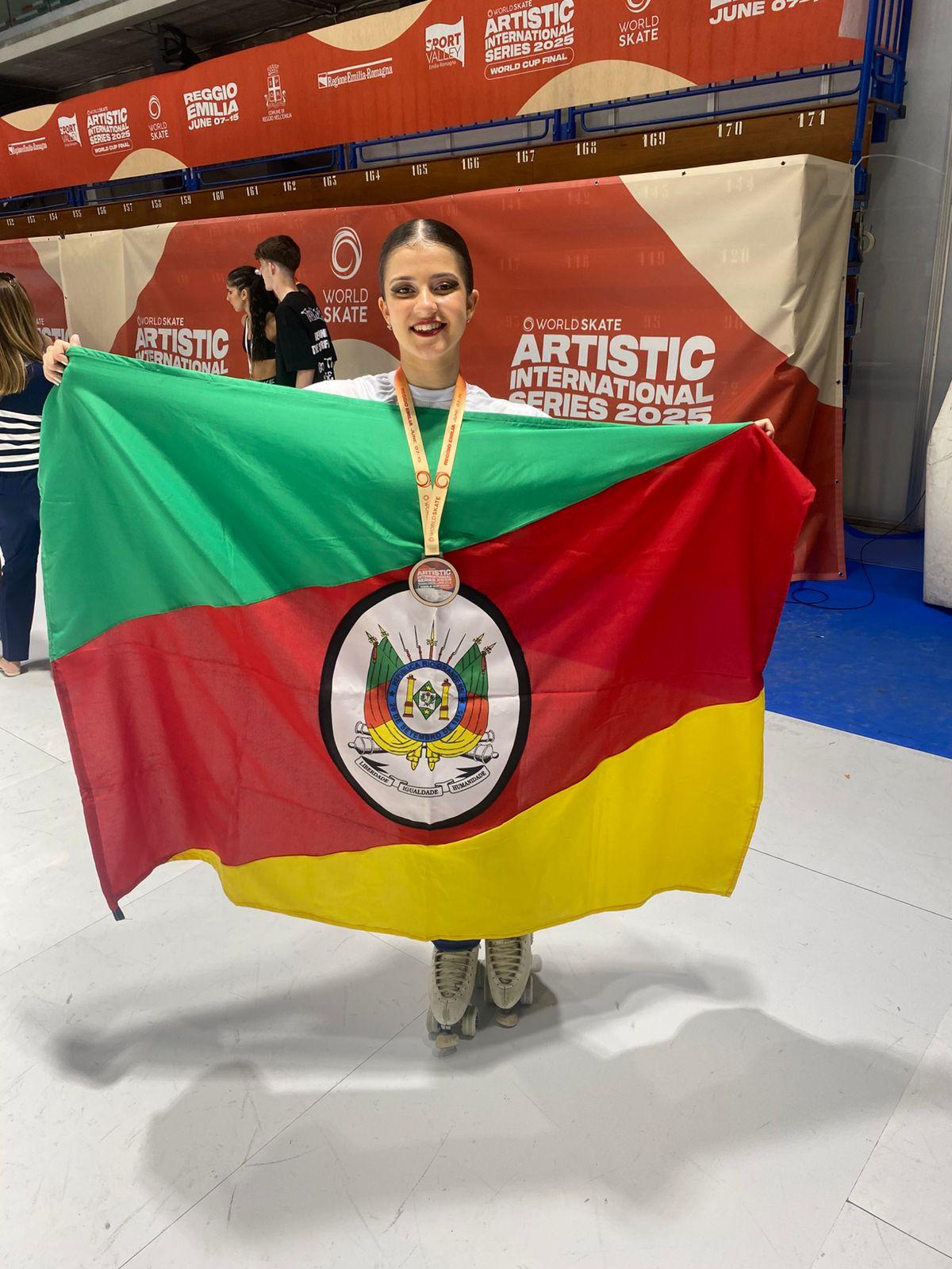 Patinadora de Guaíba é destaque mundial