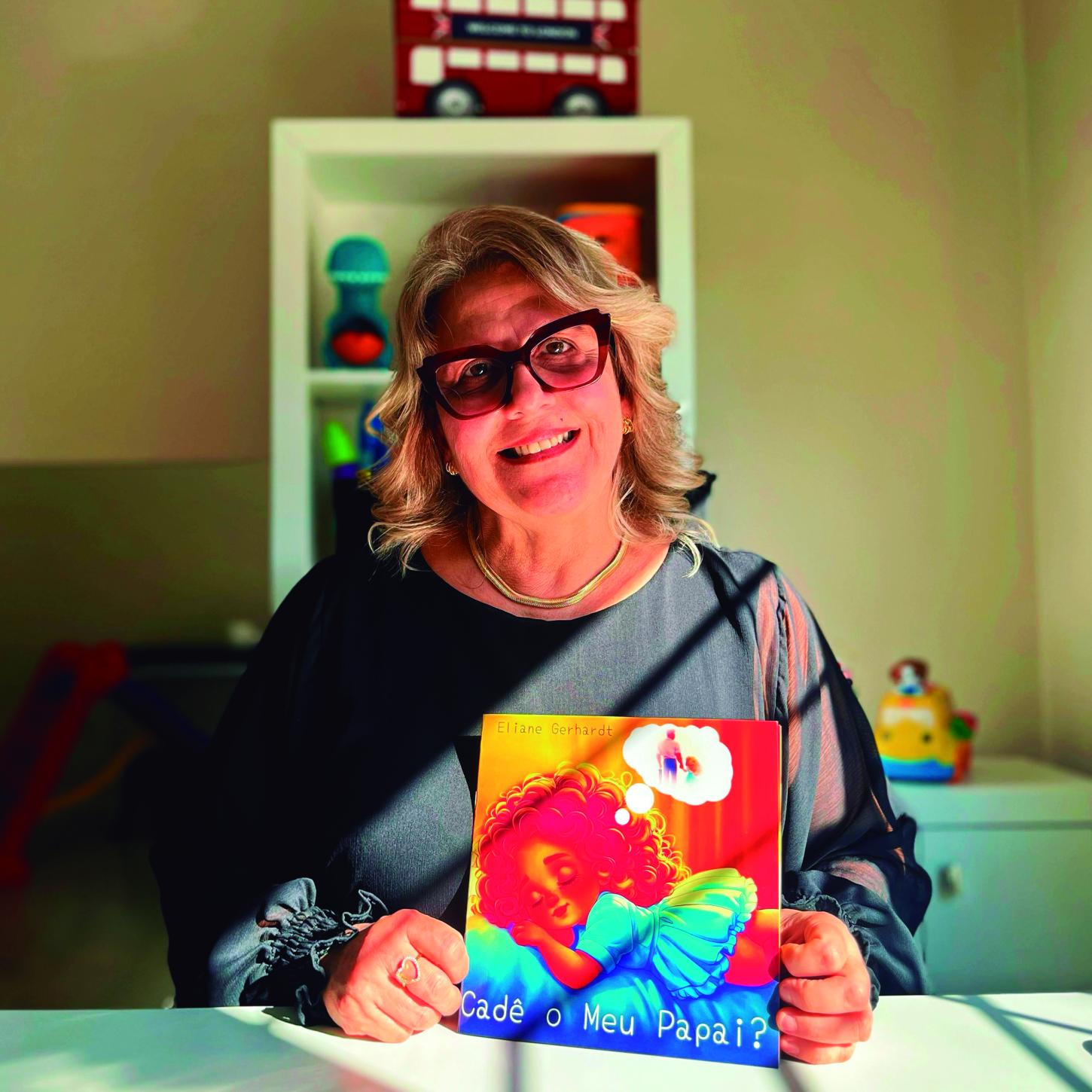 Professora lança livro