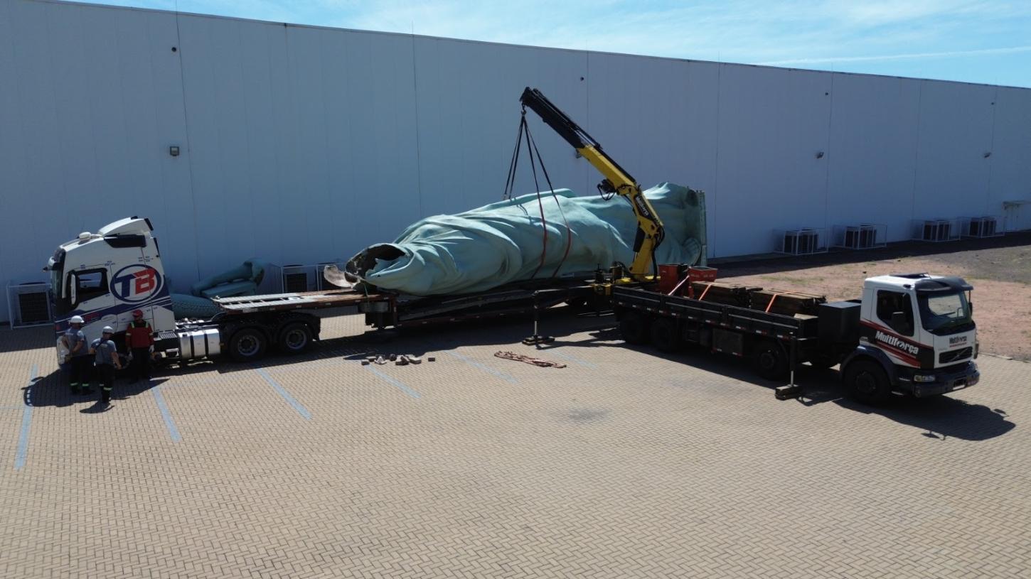 Estátua da Liberdade de Guaíba é retirada para conserto