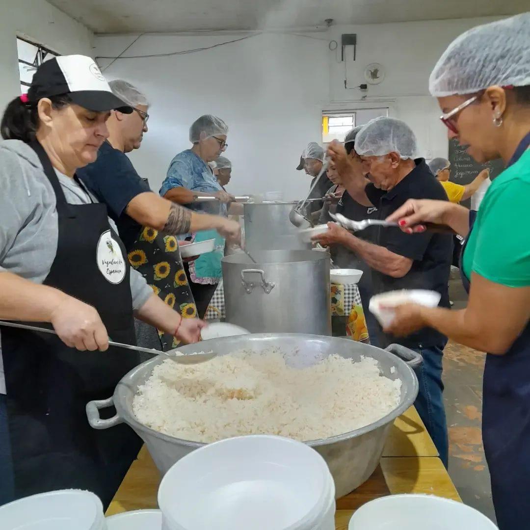 Vagalumes da Esperança pede ajuda para manter distribuição de marmitas em Guaíba
