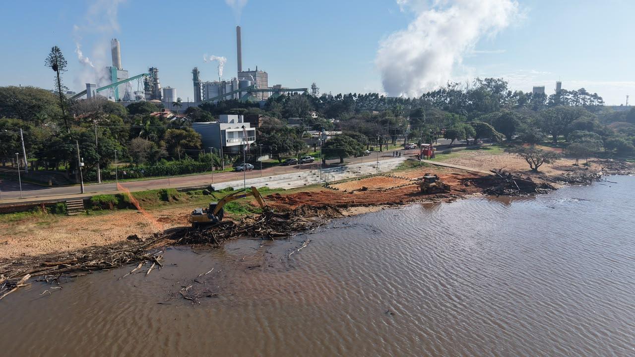 Guaíba realiza limpeza nas orlas com equipamentos do Programa Horas-Máquinas